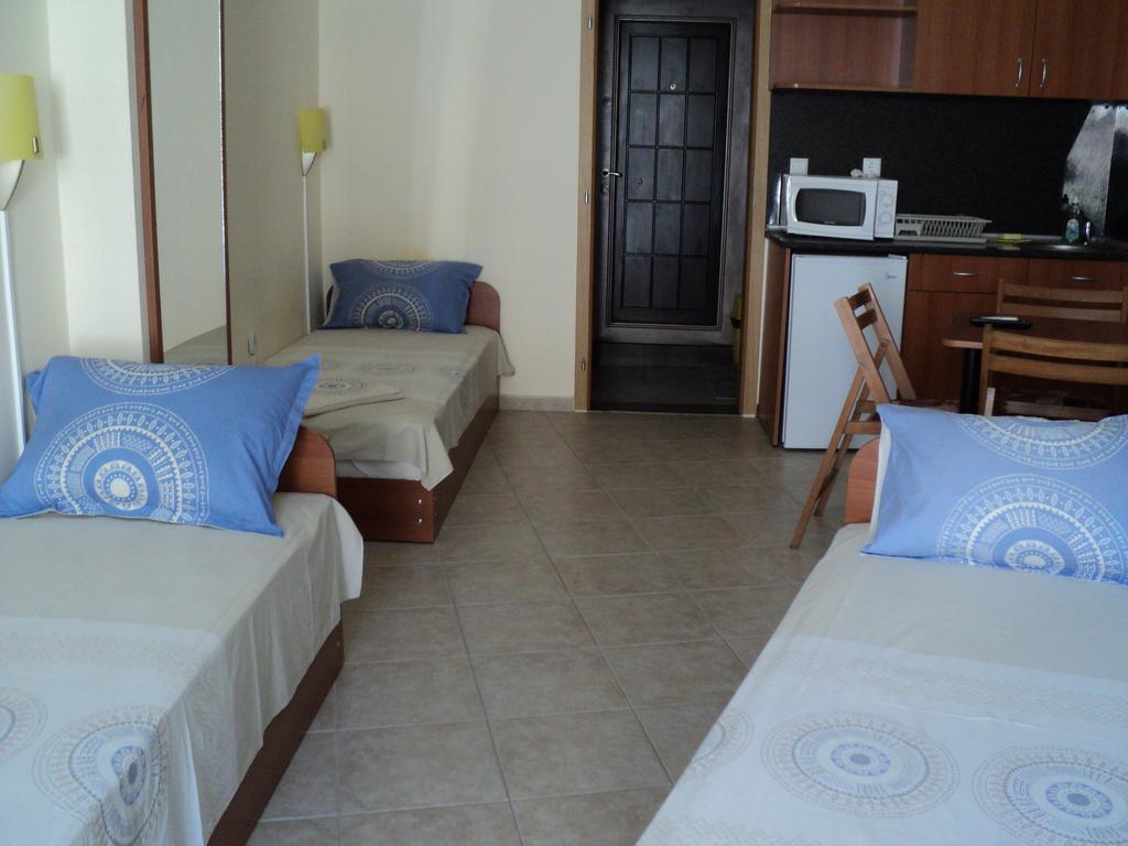Meni Apartments And Guest Rooms Szozopol Szoba fotó